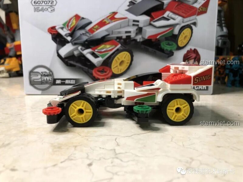 Chi tiết phần đầu xe của bộ lắp ráp Xe đua Spin Cobra với các miếng dán decal sắc nét.