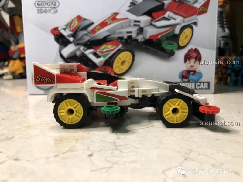 Toàn bộ các chi tiết và minifigure của bộ đồ chơi lắp ghép 607071 trước khi lắp ráp.