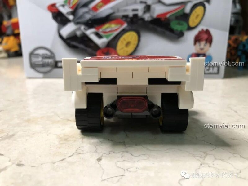 Minifigure Tokichi Mikuni ngồi sau tay lái của chiếc Spin Cobra của Tam Quốc Đằng Cát Sembo.