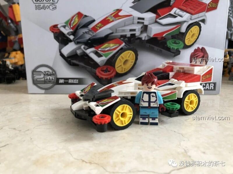 Minifigure Tinh Mã Liệt đi kèm bộ đồ chơi Sembo 607072, sẵn sàng cầm lái chiếc Xe Đua Bão Âm Tốc.