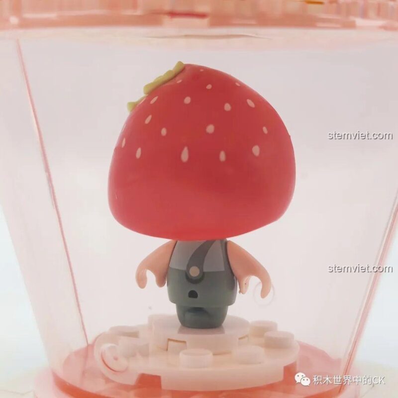 Mặt sau của minifigure cô bé Dâu Tây trong bộ lắp ghép SEMBO 615011 Mô hình Cốc Kem Dâu Tây, chi tiết tỉ mỉ, đồ chơi xếp hình cho bé gái 6 tuổi, giá bình dân