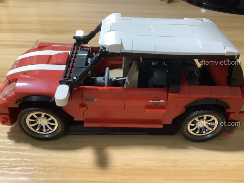 Mô hình xe Mini Cooper SEMBO 701503 nhìn từ bên hông, thể hiện chi tiết mái trắng và sọc đua đỏ trắng, đồ chơi lắp ráp chất lượng cao cho bé trai.