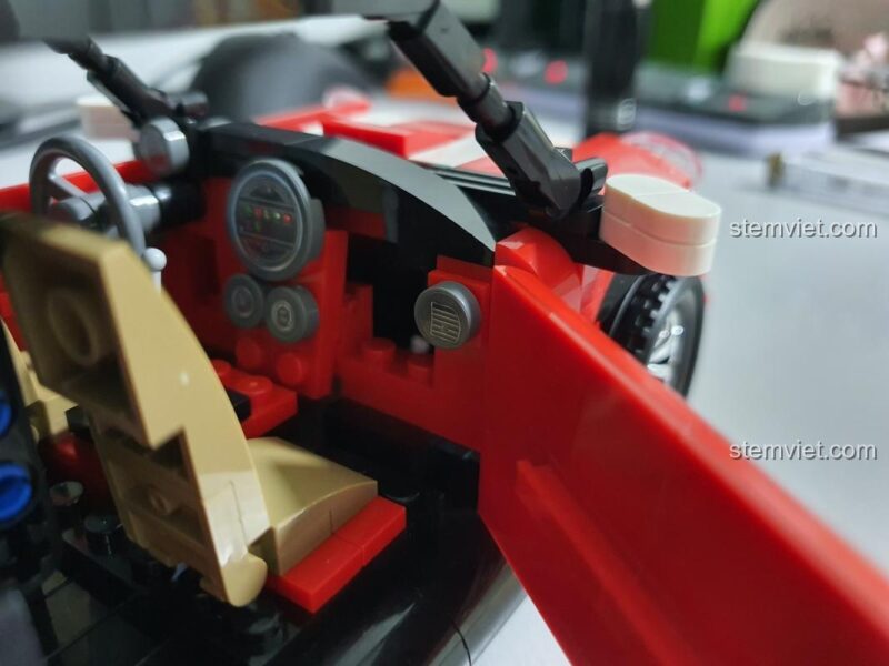 Chi tiết bánh lái và nội thất của bộ lắp ráp Xe Mini Cooper SEMBO 701503, mang lại trải nghiệm chân thực và khả năng phát triển kỹ năng cho bé trai.