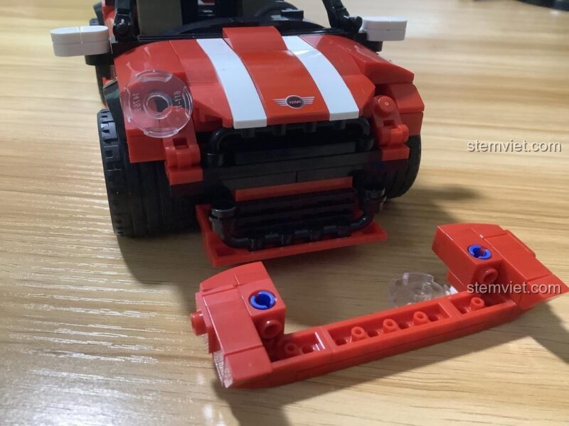Chi tiết phần đầu xe của đồ chơi lắp ghép Xe Mini Cooper SEMBO 701503, cho thấy khả năng tháo rời các bộ phận, tăng tính tương tác cho bé trai.