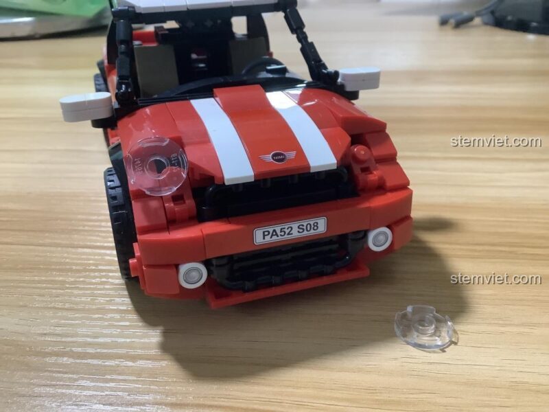Phần đầu xe của bộ lắp ráp Xe Mini Cooper SEMBO 701503, nổi bật với đèn pha trong suốt và sọc đua đặc trưng, đồ chơi mô hình đáng tiền cho bé trai.
