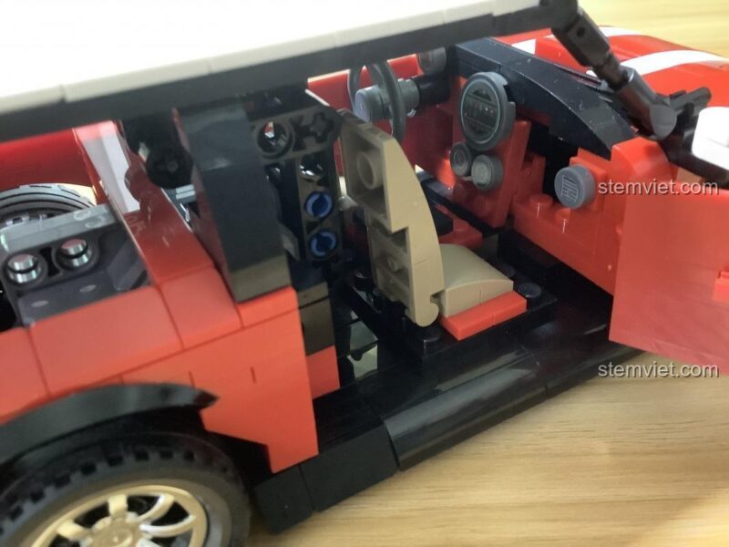 Nội thất chi tiết của đồ chơi lắp ghép Xe Mini Cooper SEMBO 701503, với ghế ngồi và vô lăng, mang lại trải nghiệm lắp ráp chân thực cho bé trai 6 tuổi.