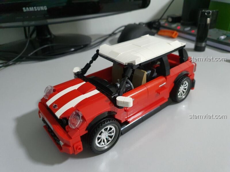 Toàn cảnh mô hình Xe Mini Cooper SEMBO 701503 sau khi lắp ráp, thể hiện sự hoàn thiện và các chi tiết tinh xảo, đồ chơi chất lượng cao cho bé trai 6 tuổi.