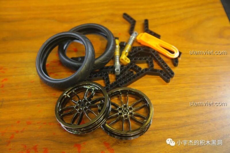 Bánh xe và lốp của bộ đồ chơi Mô tô BMW S1000TT, với vành xe kim loại sáng bóng, chi tiết cao cấp.