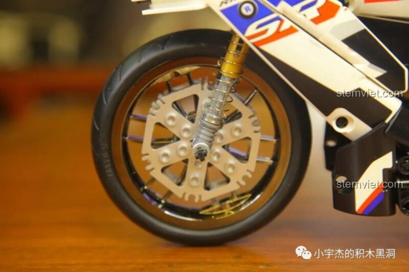 Chi tiết bánh trước và phanh đĩa của bộ đồ chơi 701812 Mô tô BMW S1000TT, thể hiện độ tỉ mỉ và chân thực của mô hình.