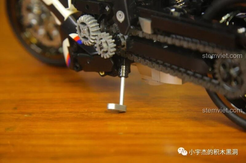 Cận cảnh chân chống của SEMBO Mô hình xe mô tô BMW, tính năng gập mở linh hoạt, tăng tính tương tác cho đồ chơi.