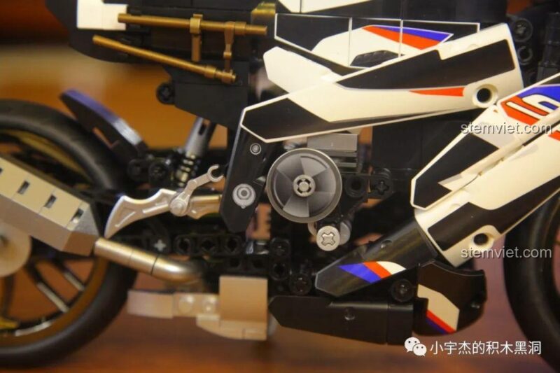 Cận cảnh khu vực động cơ của đồ chơi lắp ráp Xe đua BMW S1000TT, với các chi tiết mô phỏng tinh xảo, kích thích tư duy kỹ thuật.