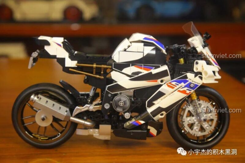 Chi tiết ống xả của Mô tô BMW S1000TT 701812, thiết kế chân thực, góp phần tạo nên vẻ ngoài mạnh mẽ cho mô hình.