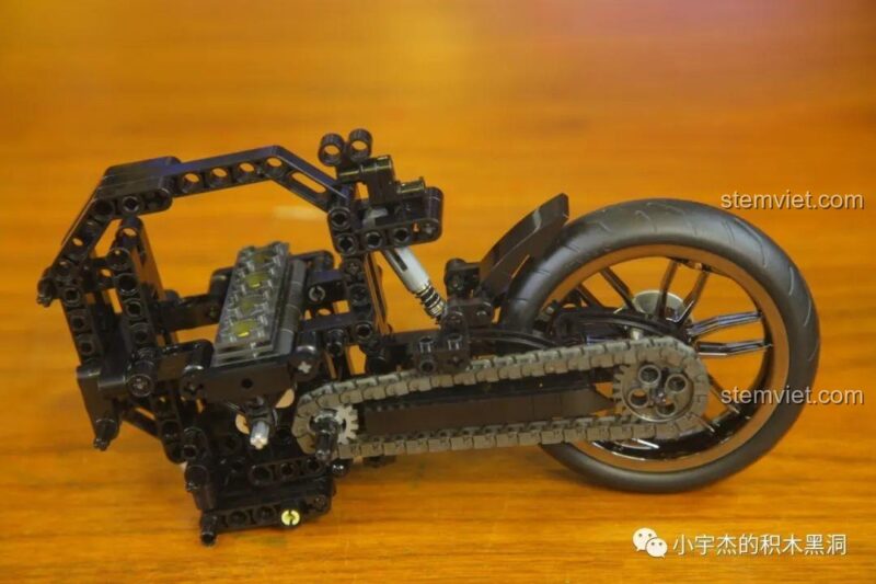 Khung xe ban đầu của bộ lắp ghép 701812 Mô tô BMW S1000TT, thể hiện cấu trúc cơ bản và hệ thống xích.