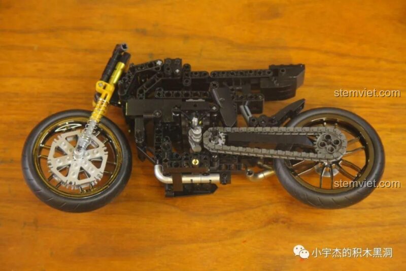 Khung xe hoàn thiện của Xe mô tô BMW S1000TT 1812, sẵn sàng cho việc lắp ráp các chi tiết bên ngoài.