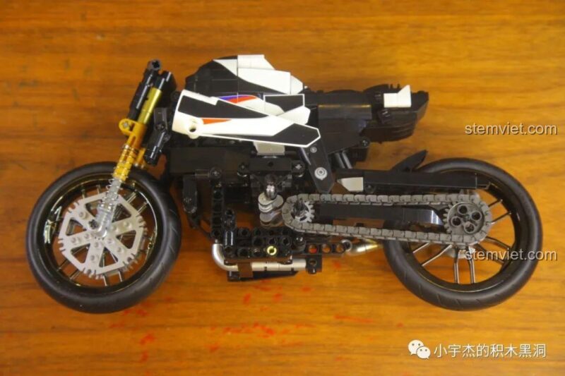 Quá trình lắp ráp phần thân xe của đồ chơi lắp ráp Xe đua BMW S1000TT, mô hình dần hoàn thiện.