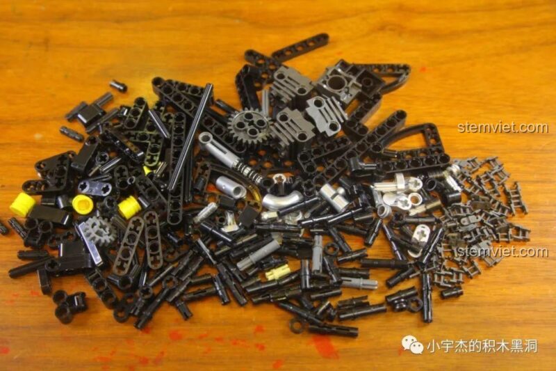 Các mảnh ghép màu đen của đồ chơi lắp ráp SEMBO 701812, chuẩn bị cho việc xây dựng khung xe chắc chắn.