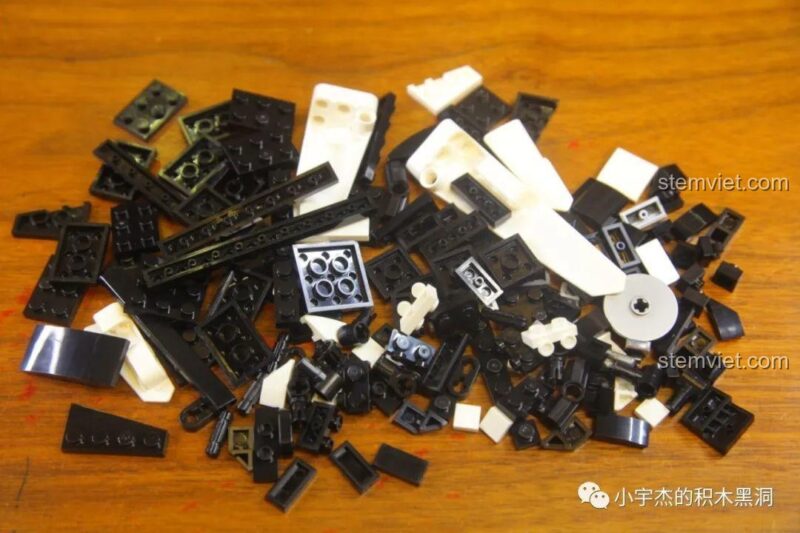 Các mảnh ghép màu trắng và đen của bộ đồ chơi 701812 Mô tô BMW S1000TT, tạo nên vẻ ngoài đặc trưng của xe.