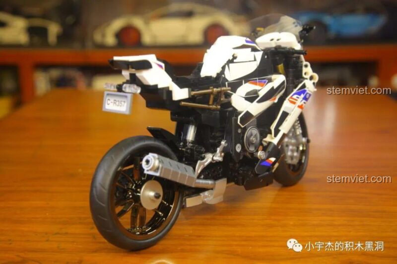 Góc nhìn chéo của mô hình đồ chơi xây dựng Mô hình xe mô tô BMW SEMBO 701812, thể hiện sự mạnh mẽ và chi tiết của xe.