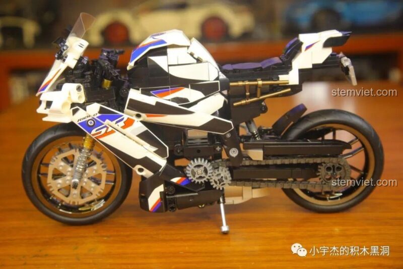 Mô hình hoàn thiện đồ chơi mô hình Xe mô tô BMW S1000TT, chi tiết cao, màu sắc chủ đạo trắng đen, xanh đỏ, đáng tiền.