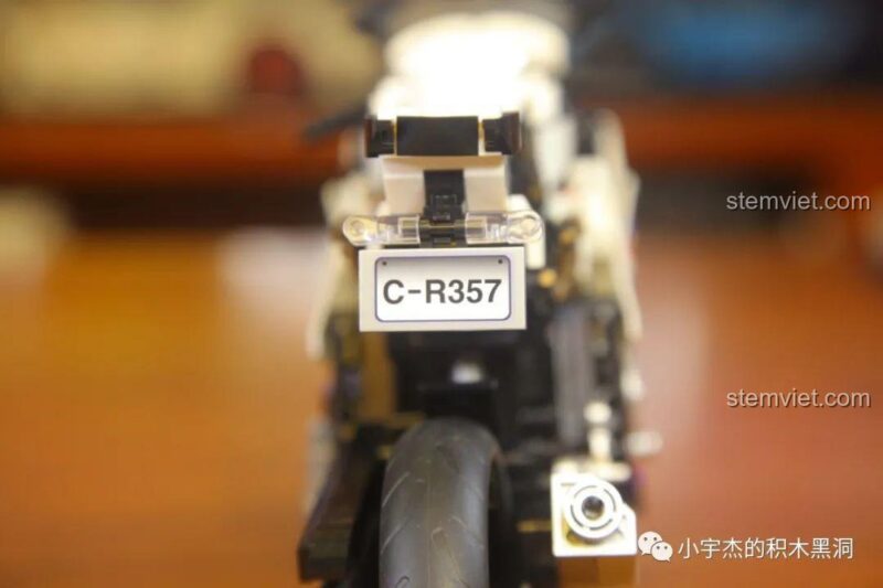 Mặt sau của Xe mô tô BMW S1000TT 1812, chi tiết ống xả và bánh xe sau, đồ chơi mô hình cho bé trai 6 tuổi.