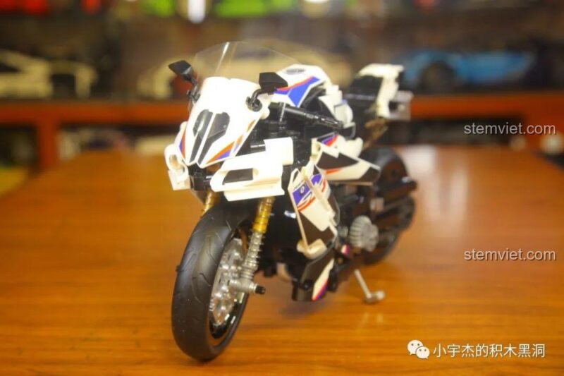 Mặt trước của Mô tô BMW S1000TT SEMBO 701812, nổi bật với thiết kế đèn pha và kính chắn gió trong suốt, đồ chơi chất lượng cao.
