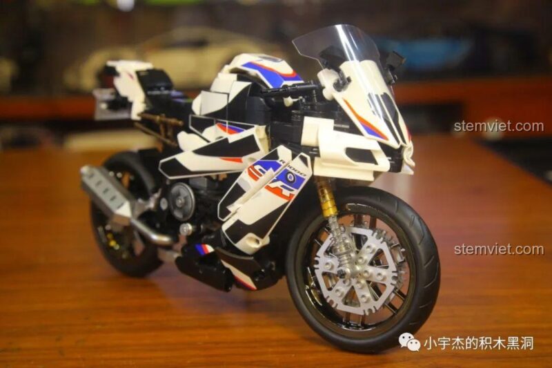 Mô hình bộ lắp ghép Xe đua BMW S1000TT với các miếng dán decal sắc nét, tăng tính thẩm mỹ và độ chân thực của xe.