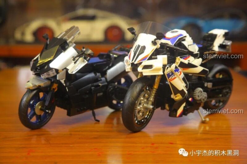 So sánh đồ chơi xây dựng Mô tô phân khối lớn BMW SEMBO 701812 với các mô hình khác, cho thấy sự đa dạng của bộ sưu tập.