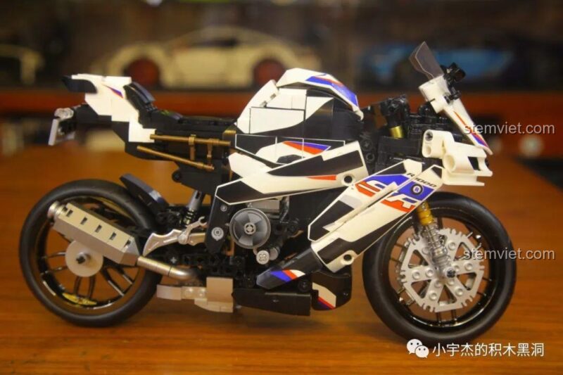 Tấm decal chi tiết của đồ chơi mô hình 1812 Mô tô BMW S1000TT, giúp hoàn thiện vẻ ngoài ấn tượng của mô hình.
