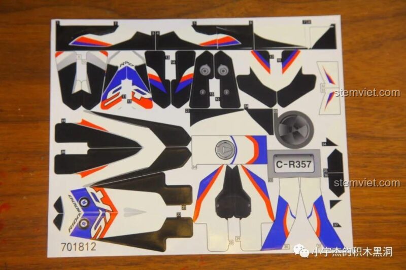 Tấm decal đầy đủ của set đồ chơi 701812 Mô tô BMW S1000TT, với nhiều họa tiết sắc nét, tăng tính chân thực.