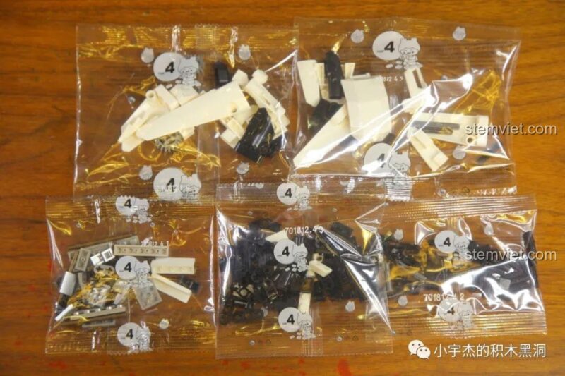 Túi linh kiện số 4 của Mô tô BMW S1000TT 701812, chứa các mảnh ghép cuối cùng để hoàn thiện mô hình.
