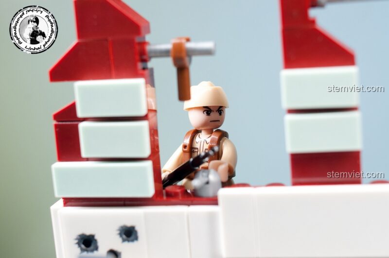 Pháo đài đổ nát Sluban M38-B0696 với minifigure lính bắn tỉa trên tầng hai