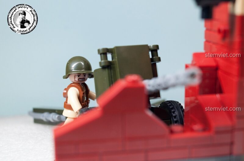 Sluban M38 B0696 Trận chiến Stalingrad với minifigure lính Liên Xô bên cạnh pháo binh