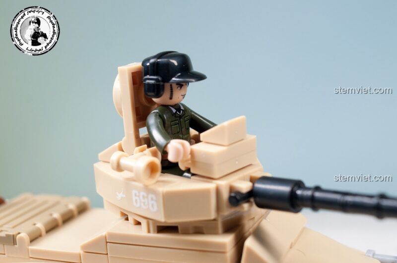 Bộ xếp hình Mô hình chiến tranh Thế giới II Sluban M38-B0696 với minifigure trong tháp pháo xe bọc thép