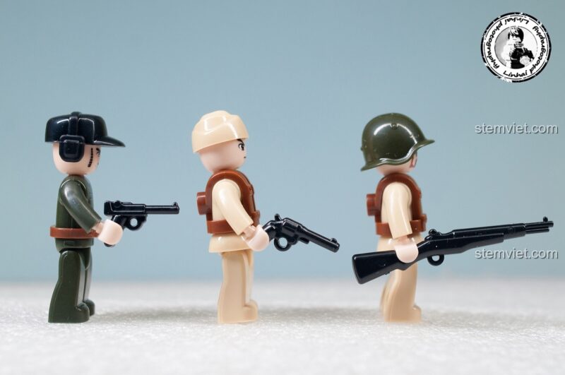 Bộ xếp hình Xe máy quân sự Sluban M38-B0696 với các minifigures cầm vũ khí