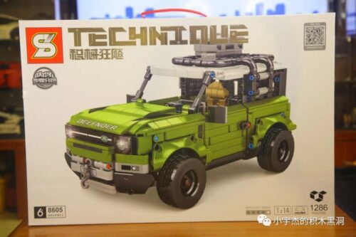 Hộp sản phẩm bộ lắp ráp Xe địa hình Land Rover Defender SY Block 8605, một món đồ chơi mô hình hấp dẫn cho con trai 6 tuổi.