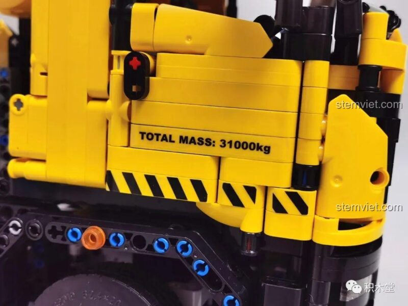 Cửa xe của Tycole T4005 Xe Trộn Bê Tông có thể mở ra, thể hiện chi tiết nội thất bên trong, tăng tính tương tác cho đồ chơi mô hình Xe trộn bê tông
