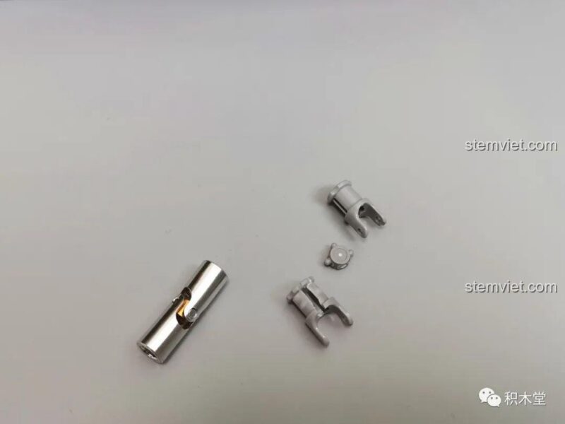 Quá trình lắp ráp bồn trộn của Tycole T4005 Xe Trộn Bê Tông, một trong những phần phức tạp nhất của đồ chơi xây dựng Tycole Xe xây dựng