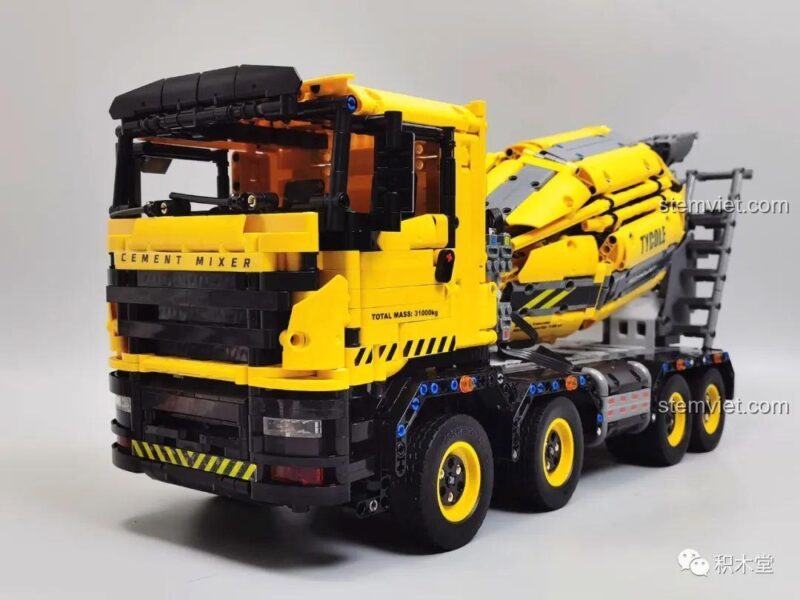 Mô hình Tycole T4005 Xe Trộn Bê Tông hoàn chỉnh nhìn từ bên hông, cho thấy tỉ lệ và cấu trúc của xe bồn trộn xi măng 4005