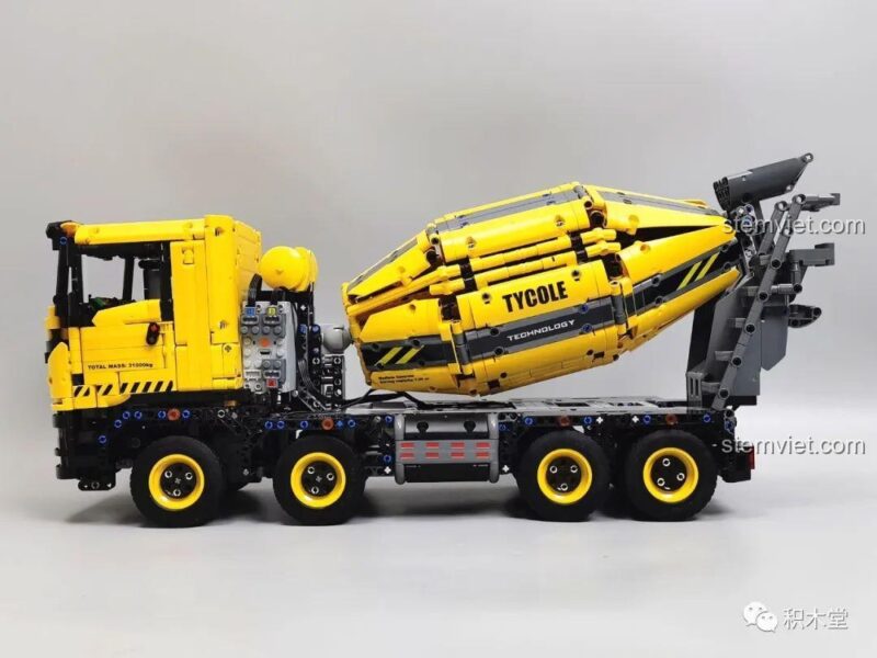 Mô hình Tycole T4005 Xe Trộn Bê Tông hoàn chỉnh từ góc 3/4 phía sau, nổi bật bồn trộn và hệ thống xả vật liệu, đồ chơi mô hình Xe trộn bê tông