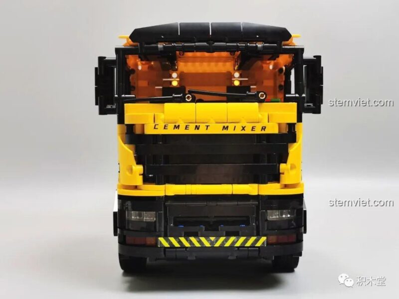 Mô hình Tycole T4005 Xe Trộn Bê Tông hoàn chỉnh từ góc 3/4 phía trước, thể hiện thiết kế mạnh mẽ và chi tiết của xe trộn bê tông Tycole