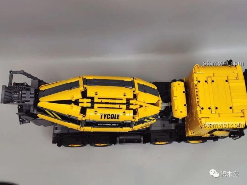 Mô hình Tycole T4005 Xe Trộn Bê Tông nhìn từ trên xuống, thể hiện tổng thể thiết kế và các chi tiết trên nóc xe, bộ đồ chơi Xe công trình