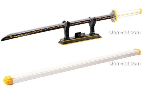 Mô hình kiếm Nichirin của Zenitsu 66012 sau khi lắp ráp, trưng bày trên giá đỡ cùng vỏ kiếm, chi tiết sắc nét.