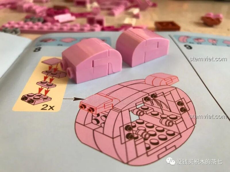 Cận cảnh chi tiết in hoa anh đào trên xe ngựa Wekki 516001, đồ chơi mô hình tinh xảo.