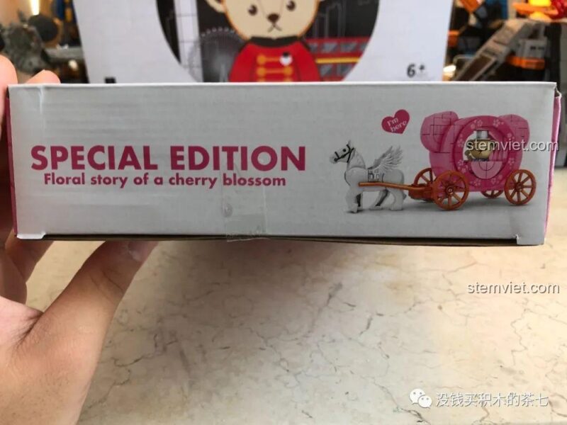 Cận cảnh hộp bộ lắp ráp Wekki 516001 Teddy Bear Collection Câu chuyện hoa anh đào, phiên bản đặc biệt.