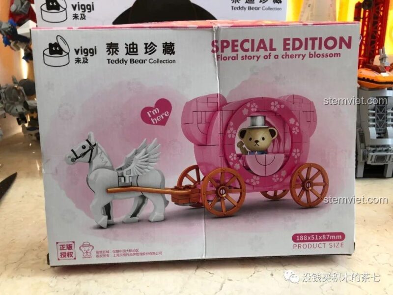 Mặt trước hộp bộ lắp ráp Wekki 516001 Teddy Bear Collection Câu chuyện hoa anh đào, hiển thị kích thước sản phẩm.