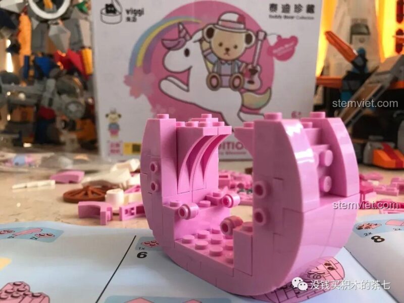 Hoàn thiện khung xe ngựa màu hồng của bộ lắp ráp Wekki 516001 Teddy Bear Collection.