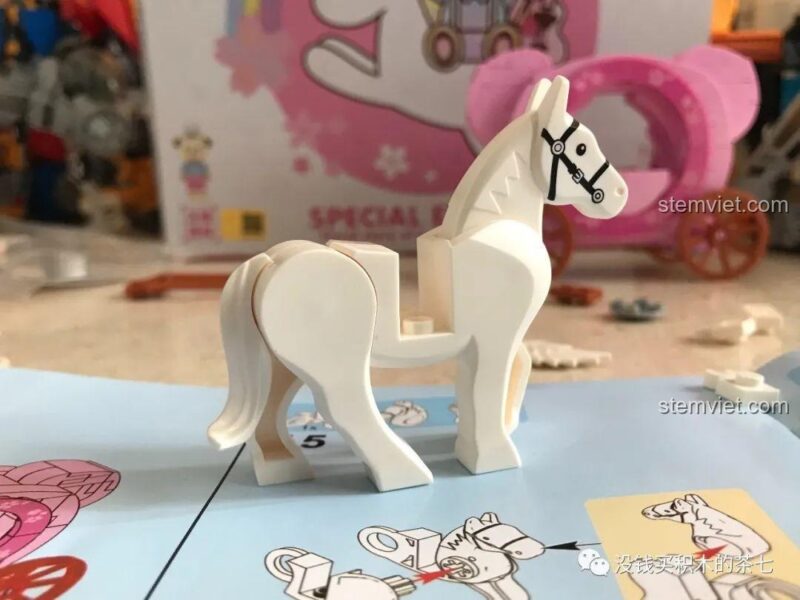 Chi tiết đặc biệt để gắn mũ cho minifigure gấu Hoàng Tử Wekki 516001.