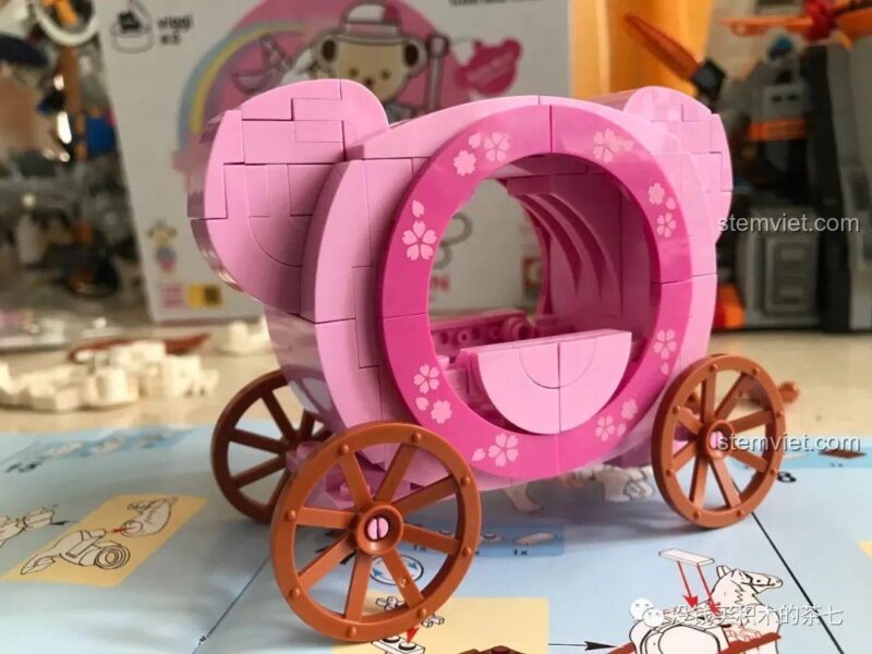 Thân của minifigure gấu Hoàng Tử Wekki 516001, chi tiết in ấn sắc nét.