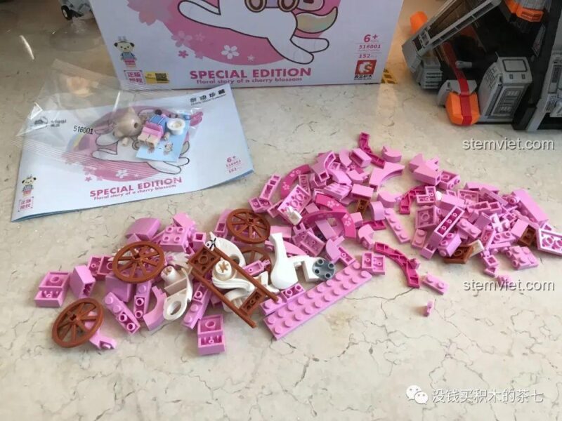 Toàn bộ 152 mảnh ghép của bộ lắp ráp Wekki 516001 Teddy Bear Collection Câu chuyện hoa anh đào.