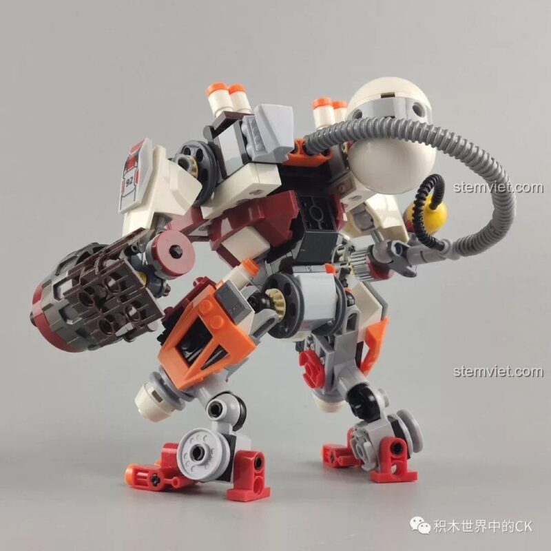 Mặt sau của mô hình Robot Chiến Đấu Kẻ Cướp Bóc Winner 5100, chi tiết ống dẫn và giáp lưng.